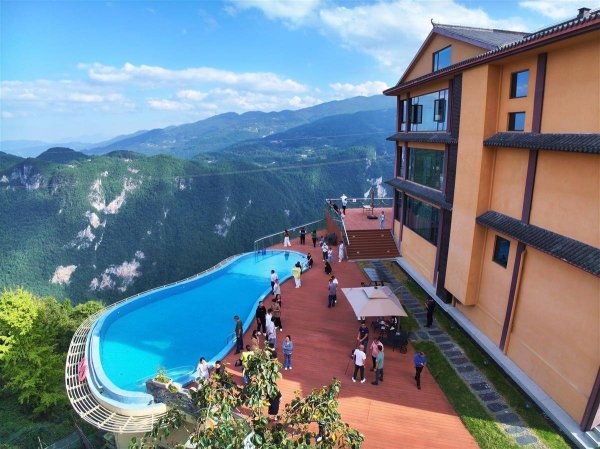 稳益配 巴东悬崖民宿引客来