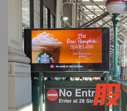 （图：瑞幸门店不远处，星巴克秋季新品的大幅广告）
